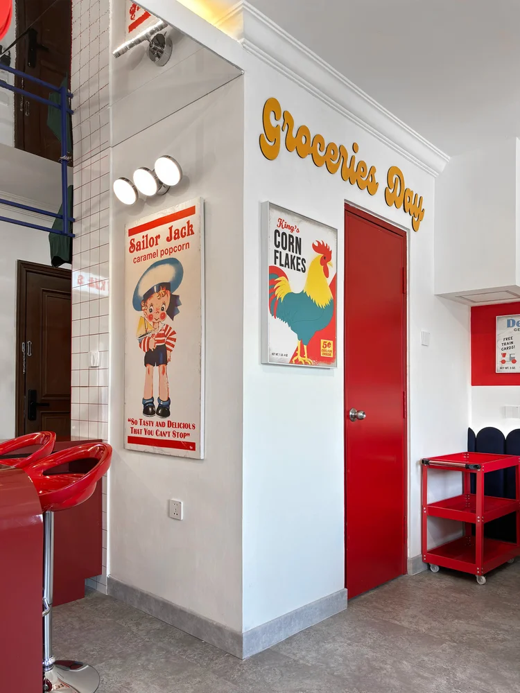 Miami: A vintage poster and a red trolley, a small corner with character.