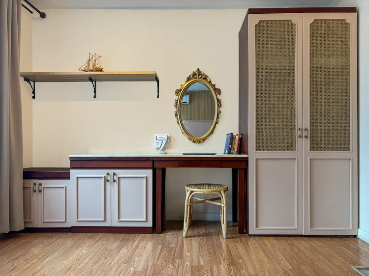 Batavia: Dressing table with a mirror, and a wardrobe so clothes come out of the suitcase.