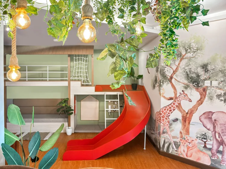 Tanzania: African mural and pendant lights above the living room, true to the Jungle Family Suite theme.