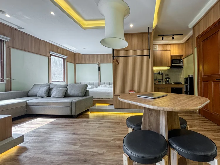 Sapporo: Living area, dining table and the modern open kitchen, all seen from the sofa.