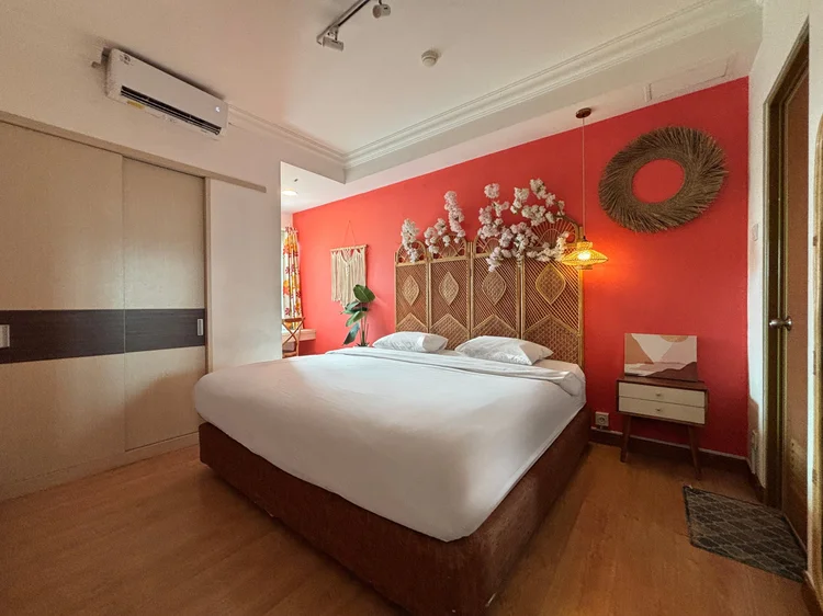 Honolulu: Master bedroom: a 200 cm king bed with a sliding wardrobe and ensuite bathroom.