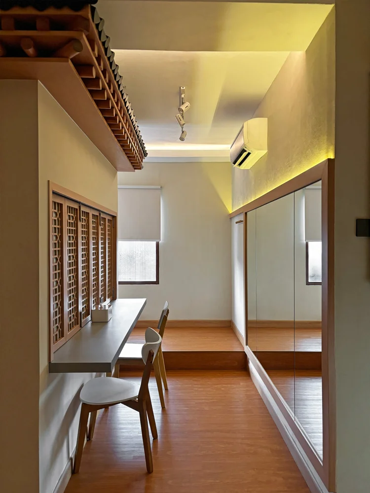 Nami: A long dining table for six under the hanok roof.