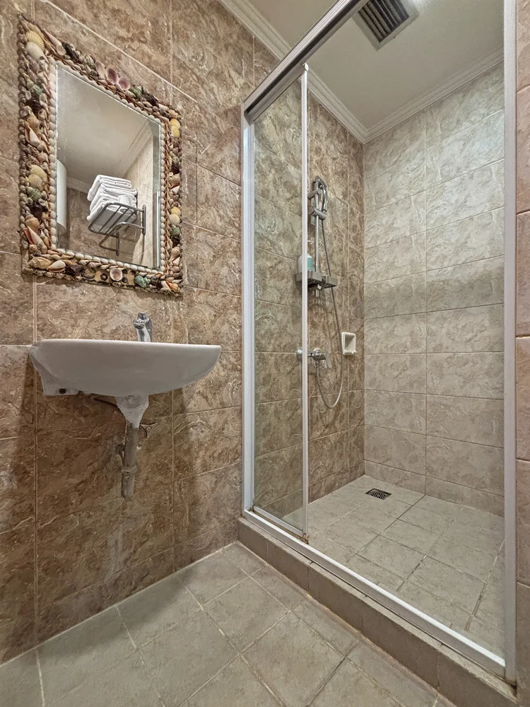 Honolulu: Glass-doored shower with hot water, a warm shower any time.