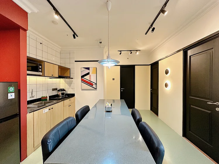 Berlin: Breakfast or late-night snacks at the bar table, everyone in one place.