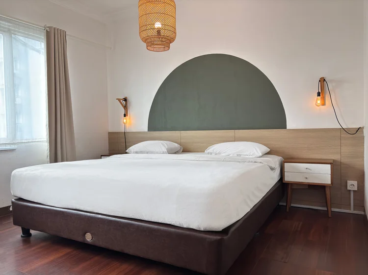 Namibia: Bedroom with a 200 cm king bed and a wall lamp on each side.
