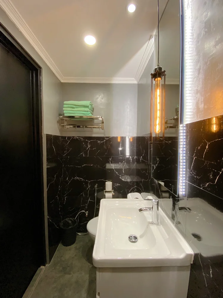 Kingston: Basin, mirror and clean towels for every guest.
