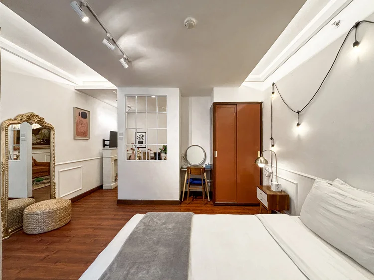 Provence: Bed area with wardrobe, mirror and a glass partition to the living room.