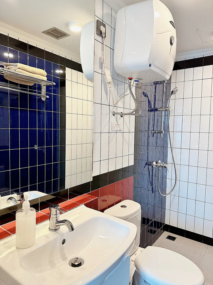 Berlin: Hot-water shower, with a hair dryer in the unit for after.