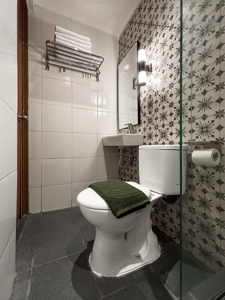 Chicago: The second bathroom, with clean towels for every guest.