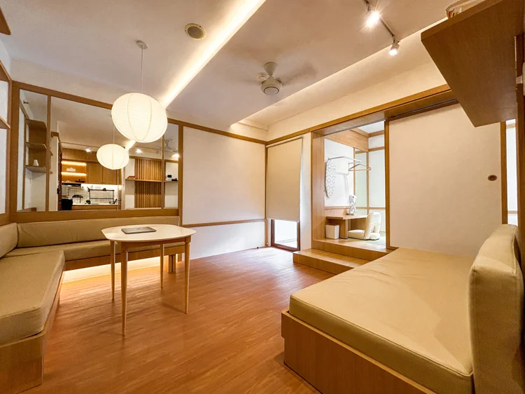 Omotesando: The living room with ceiling fan, a Japanese sofa bed and a dining bench nook.