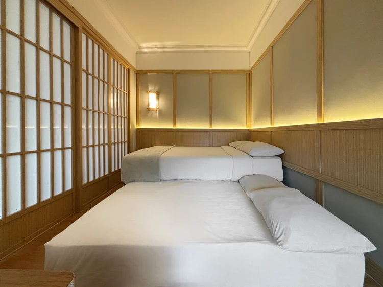 Fukuoka: A 140 cm sliding small double bed, pushed together or split into two.