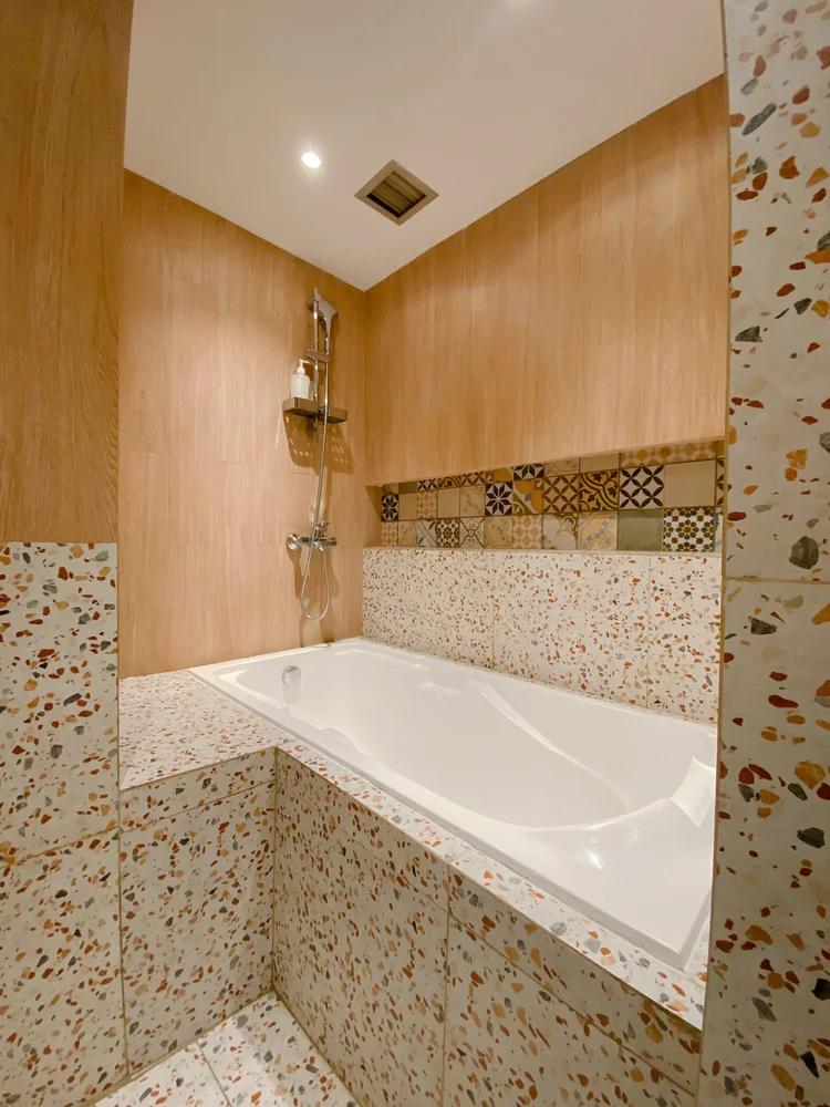 Positano: A bathtub with hot water, for a soak after a day out.