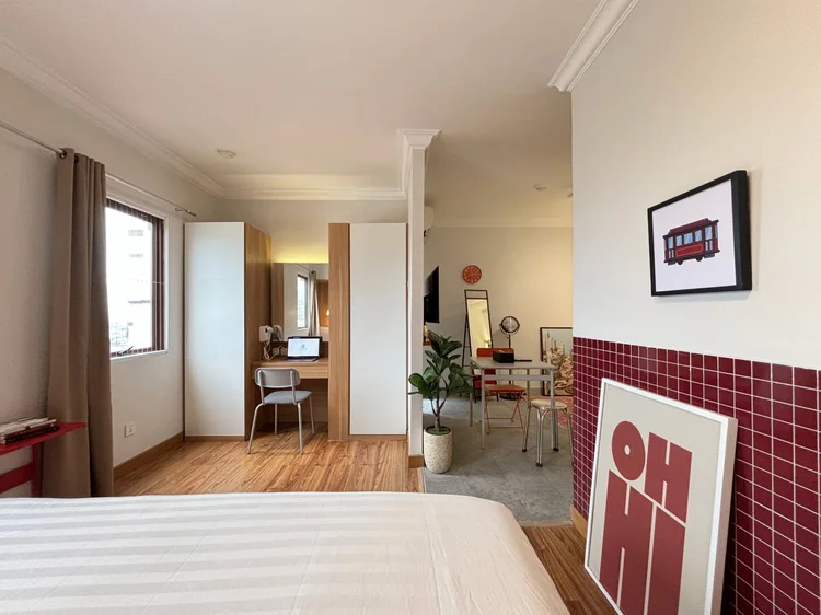 San Francisco: Sleeps 3, up to 5 with extra beds; the bed area opens onto the living room.