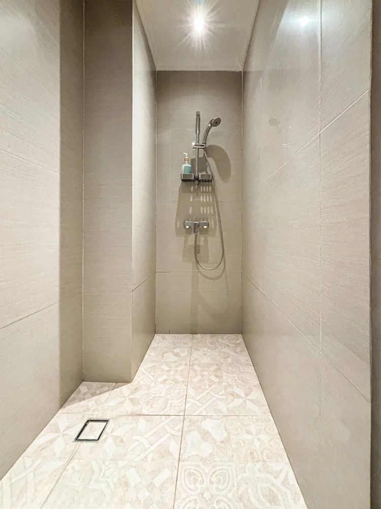 Vienna: Hot-water shower in the bathroom; the same soap and shampoo in every unit.