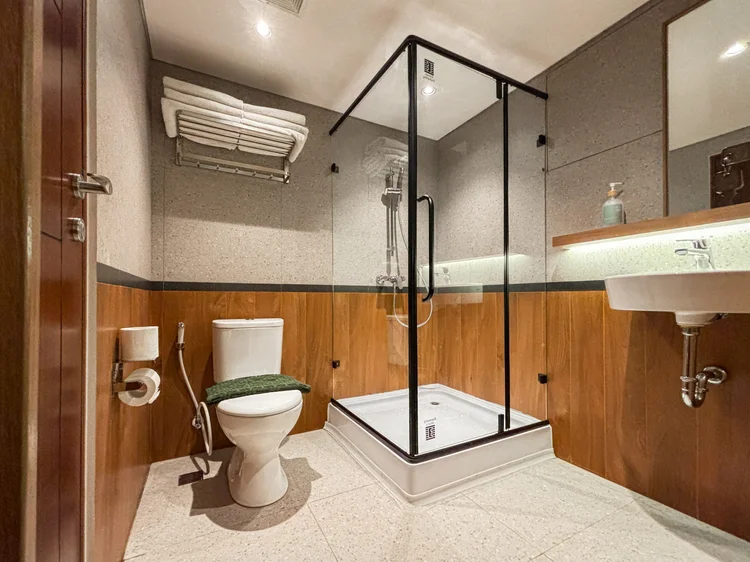 Shizuoka: A bathroom with a shower cabin, towels, soap and shampoo stocked.
