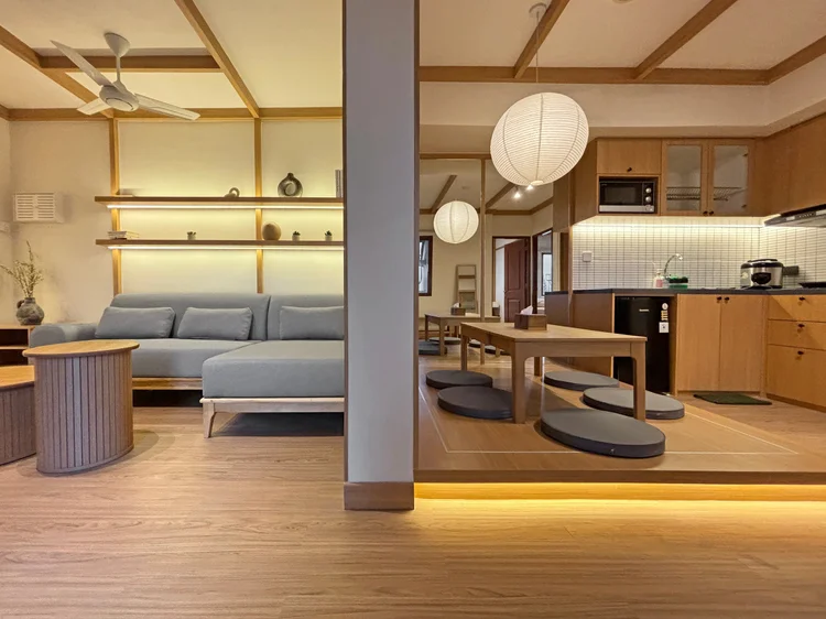 Nara: Sleeps 7, up to 8 with extra beds: three bedrooms plus a shared living room.