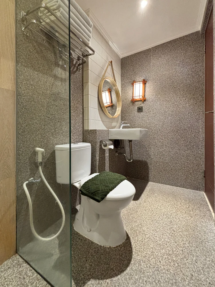 Nami: A modern bathroom with a hot shower.