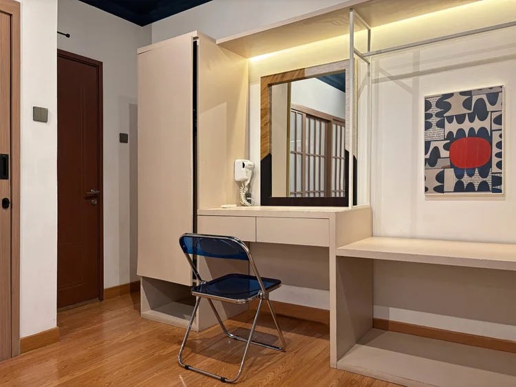 Kyoto: An extra dressing table just outside the bedrooms, handy for getting ready together.