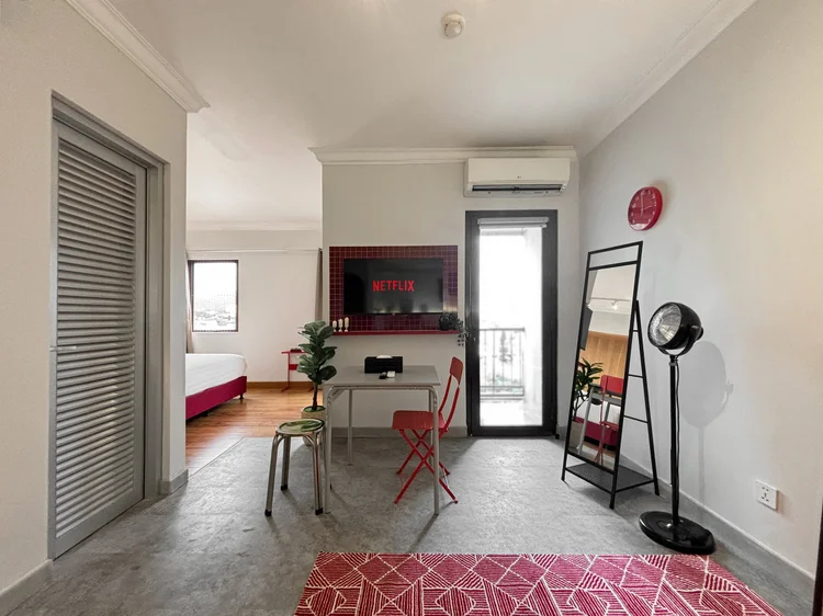 San Francisco: Living room with AC, smart TV, dining table and a door to the small balcony.