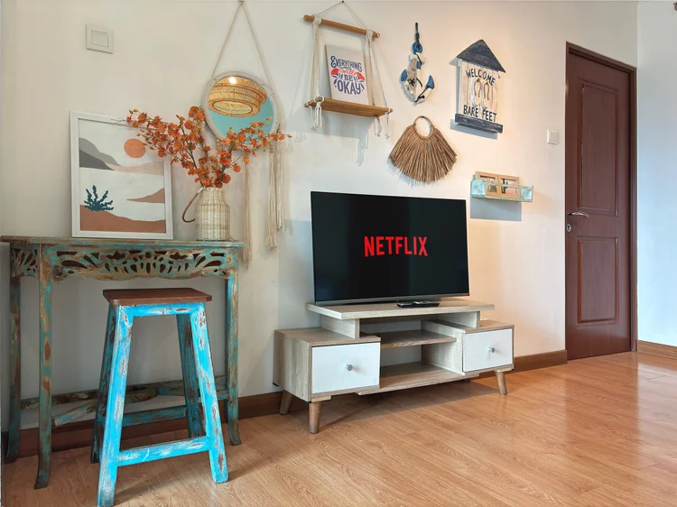 Honolulu: A 40-inch smart TV with Netflix and a sea-blue console table.