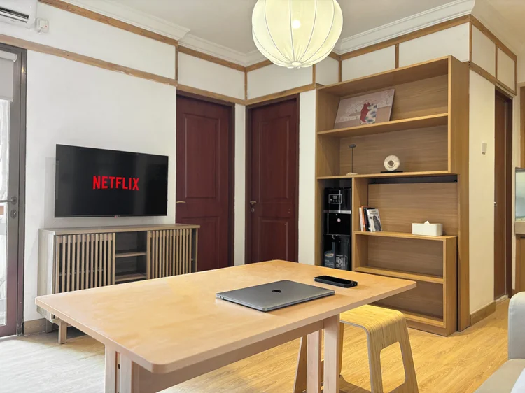 Hokkaido: Smart TV with Netflix in the living room, and a dining table that works as a desk.