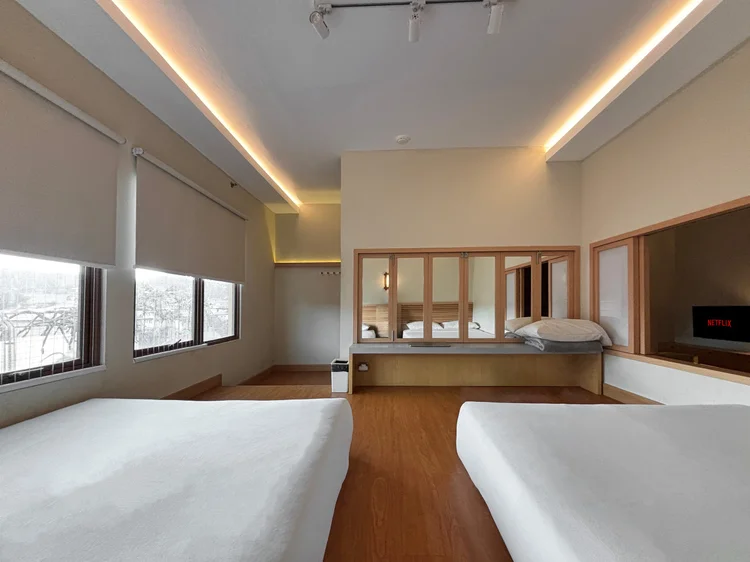 Nami: From the sleeping area: windows, living room and smart TV in one view.