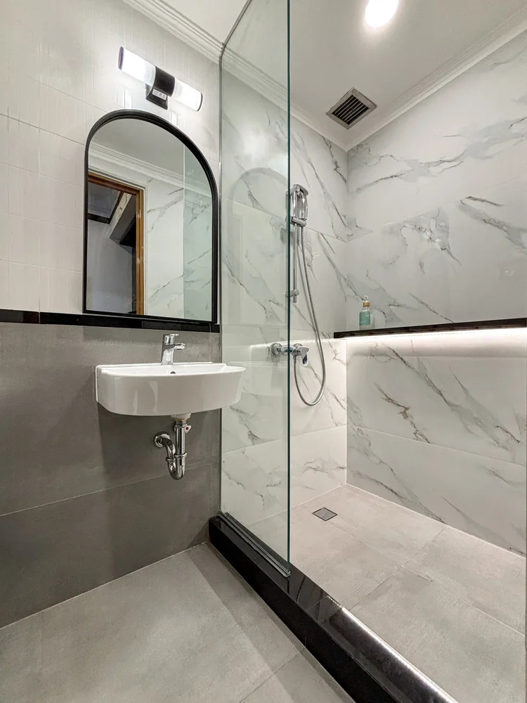 Norfolk: Three bathrooms in this unit; soap and shampoo the same in every unit.