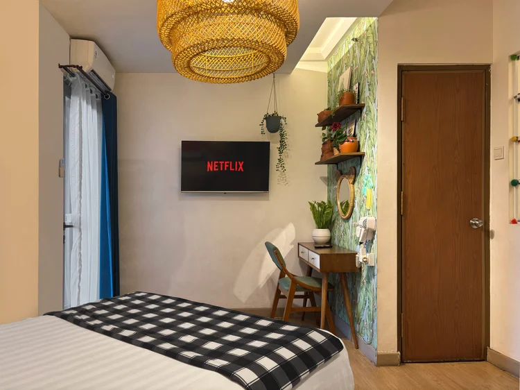 Barbados: TV with Netflix facing the bed, plus AC in the bed area.
