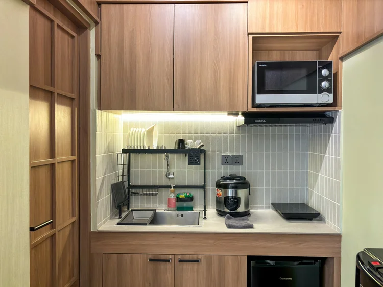 Sapporo: Modern open kitchen: induction stove, microwave, rice cooker and fridge.