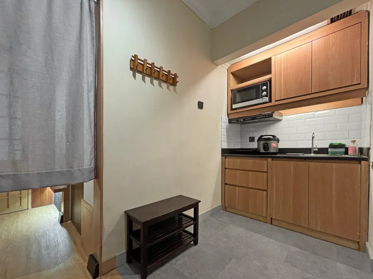Kawaguchi: The open kitchen behind a curtain: microwave, rice cooker and induction hob.