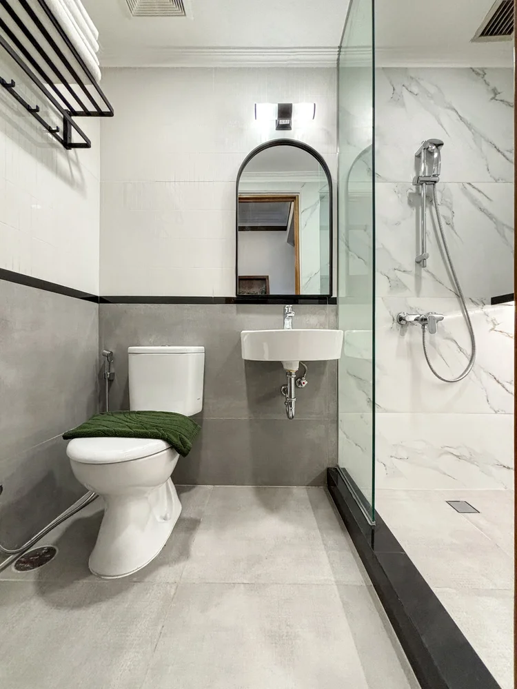 Norfolk: Marble-look bathroom with a hot-water shower.