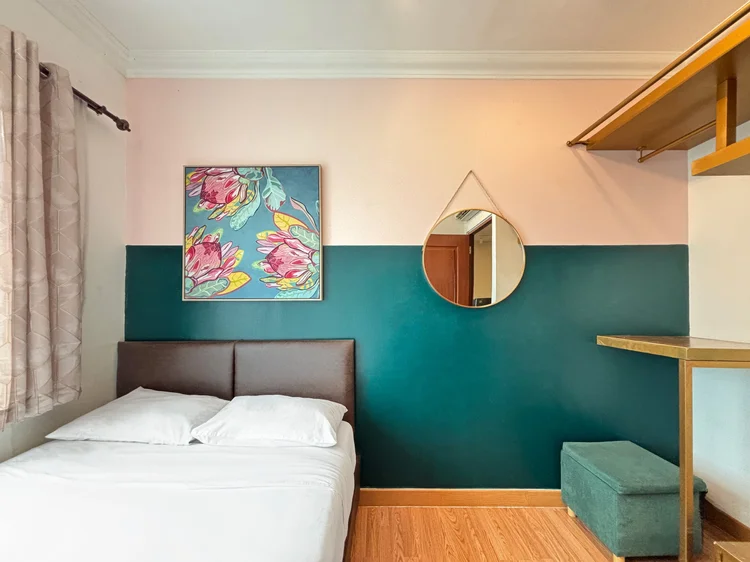 Beverly: Another bedroom, with its own AC, a wardrobe and a mirror.
