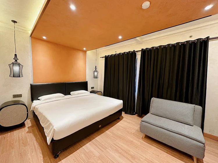 Melbourne: The bedroom: a king bed and a folding sofa bed. Sleeps 3, up to 4 with extra beds.