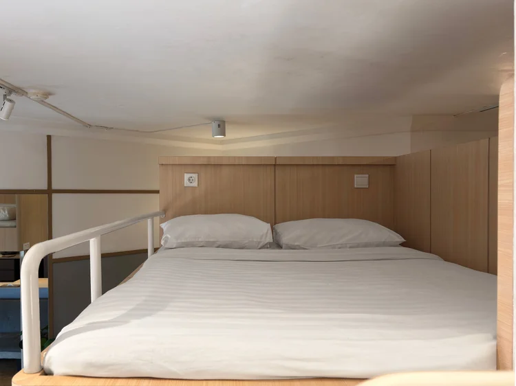 Den Haag: The loft bed with a safety rail on both sides.