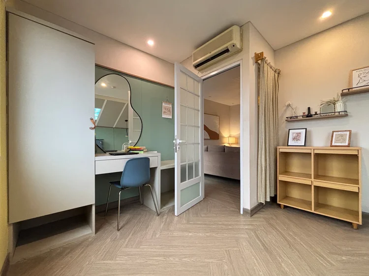 Seoul: Dressing table with a large mirror and a chair, AC above it.