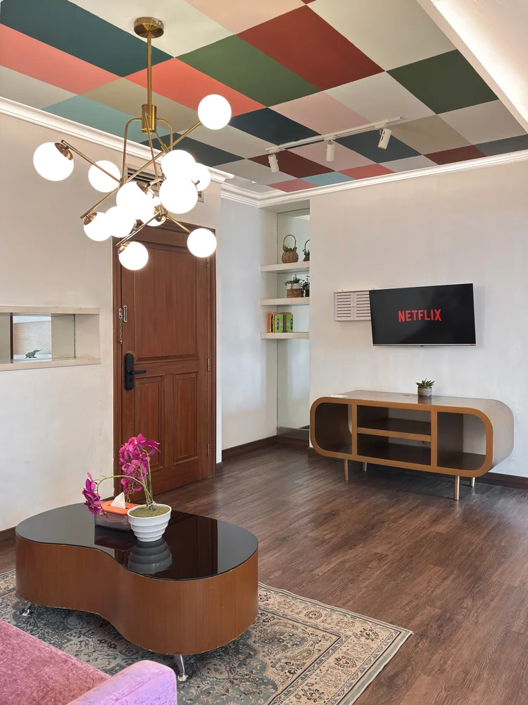 Beverly: Smart TV with Netflix under the patterned ceiling, movie night for the whole group.