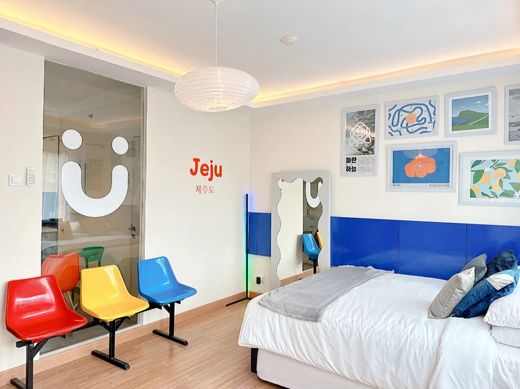 Jeju: Jeju's sliding bed is two 160 cm queen beds that can be pushed together or apart.