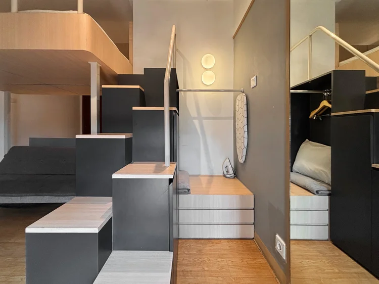 Den Haag: An open wardrobe under the loft bed, enough for a guest's clothes.