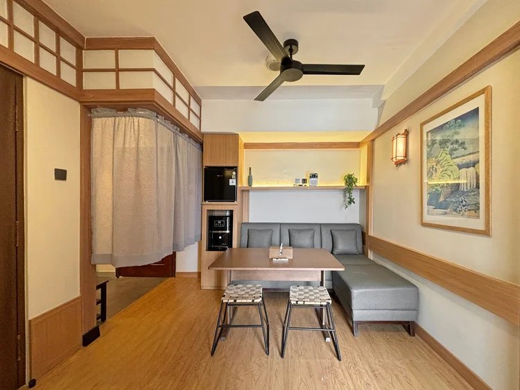 Kawaguchi: The living room with ceiling fan, dining table and shoji panels all around.