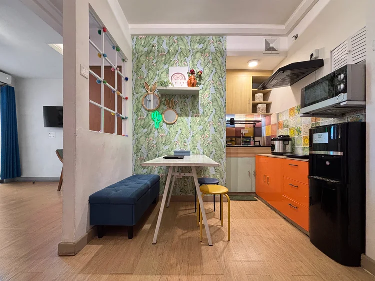 Barbados: Dining table for 4 with a bench and stools, right in front of the open kitchen.