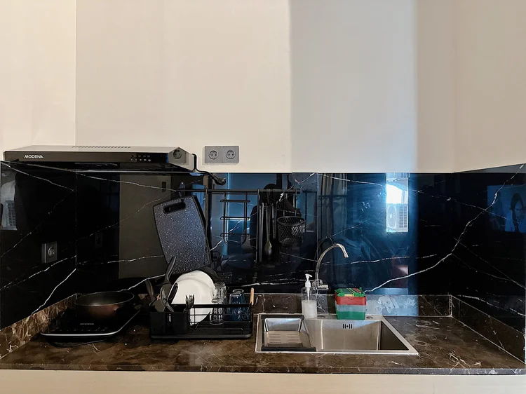 Boston: Open kitchen with an induction stove; wok pan, knives and cutting board already there.
