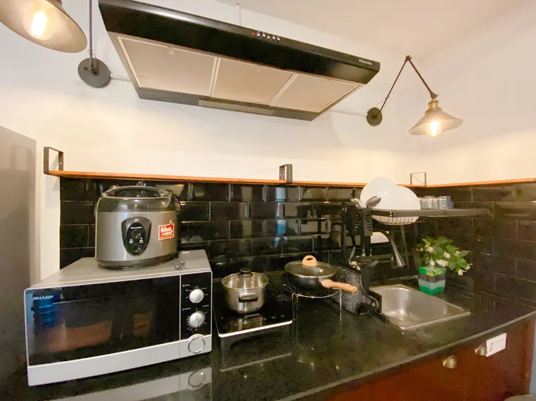 Palermo: Open kitchen: induction stove, cooker hood, microwave and rice cooker ready to use.