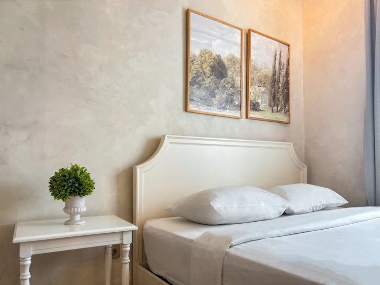 Bordeaux: White sheets on every bed, the same standard in all our units.