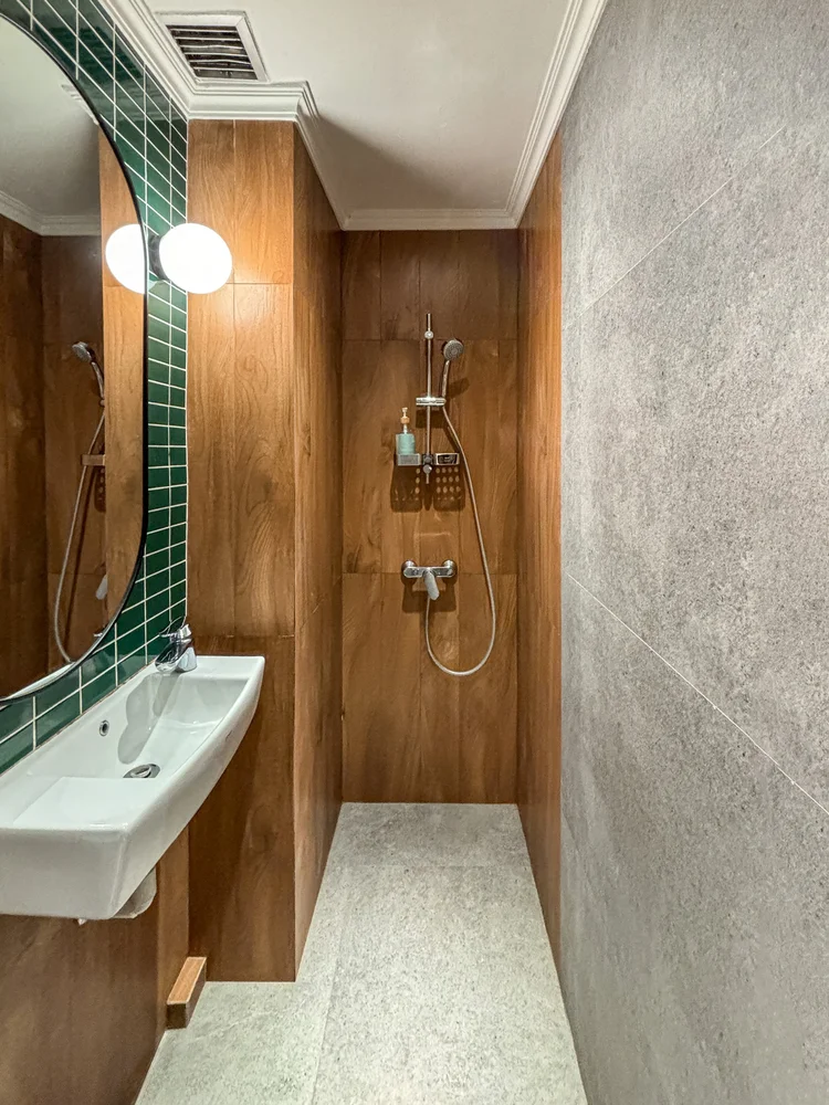 Kanazawa: A hot-water shower; soap and shampoo are stocked, as in every unit.