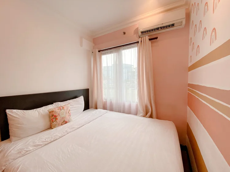 Madison: A bedroom with its own AC and window, white sheets as in all our units.