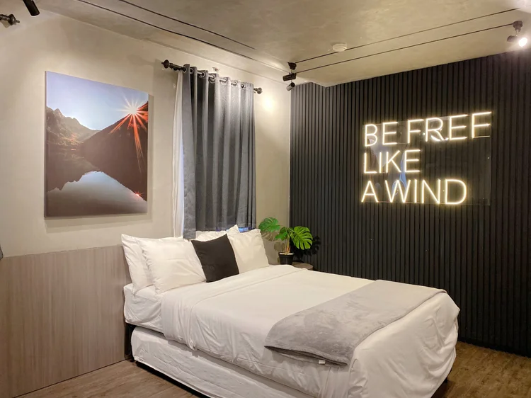 Kingston: The 140 cm sliding bed with its own AC; the lower bed pulls out.