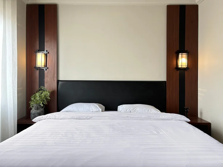 Saitama: Wall lamps at the headboard; the master bedroom has its own AC and ensuite bathroom.