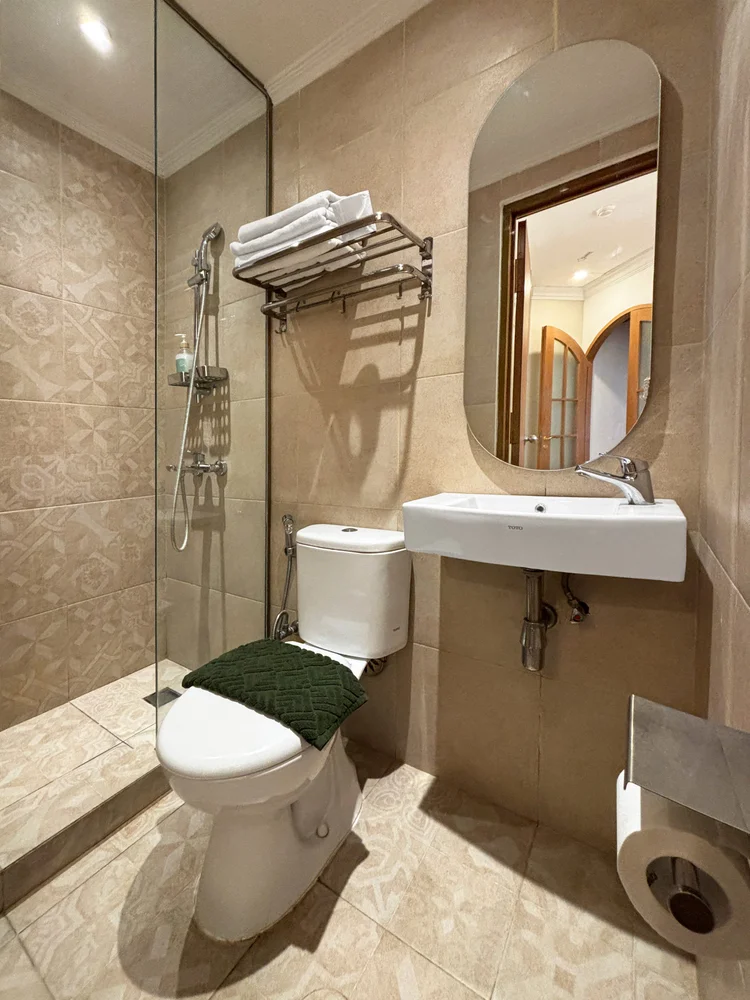 Ubud: The second bathroom with a basin and mirror; the same soap and shampoo in every unit.