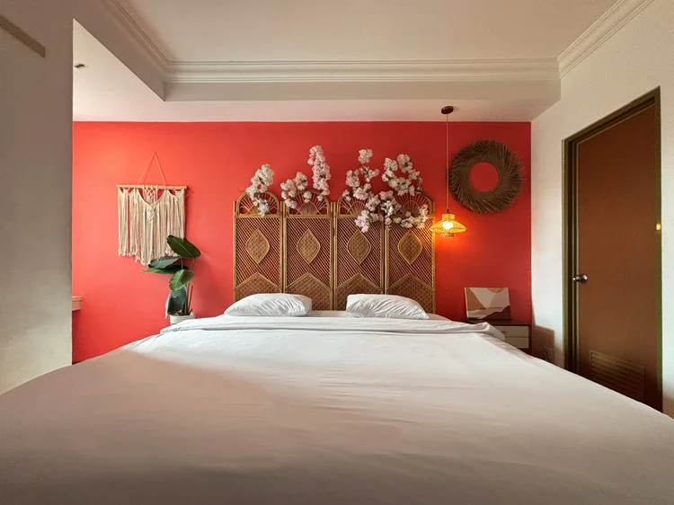 Honolulu: White sheets on every bed, the same standard in all our units.
