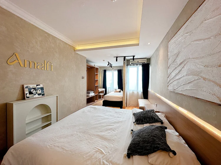 Amalfi: Master bedroom with a king bed and a single bed, room for three.